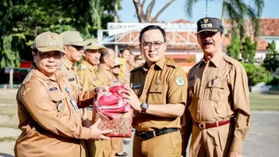 Jelang Perayaan HUR RI ke-78, Pemkab Pamekasan Bagikan Ribuan Bendera Merah Putih untuk Masyarakat