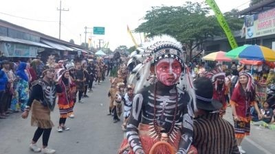 Pemuda Grendaseba Warga Sukokerto Jember, 1000 Peserta Tampilkan Beragam Keunikan dan Warna Suku Dayak