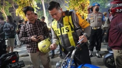 Diduga Bawa Narkoba, 2 Pemuda Nekat Loncat dari Motor saat Terjaring Razia Satlantas Polrestabes Surabaya