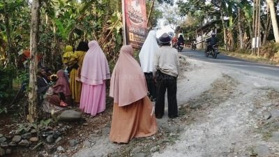 Mobil Pick Up Diduga Tidak Kuat Naik Jalan Tanjakan Jembatan Gantung di Banjarnegara dan Hampir Terjun ke Jurang, Belasan Penumpang Alami Trauma