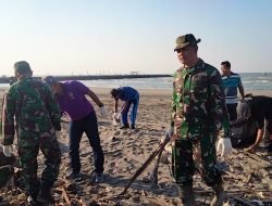 Koramil 0826-02 Tlanakan Pamekasan Bersih-bersih Laut dan Pantai Branta Pesisir