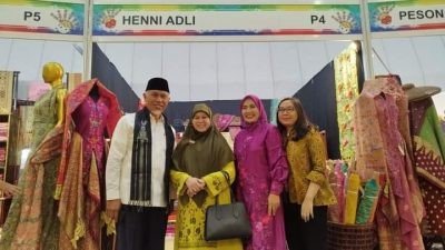 Gubernur Mahyeldi dan Ketua Dekranasda Sumbar Sambangi Pelaku UMKM di Pameran Kriyanusa 2023 di JCC