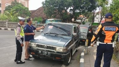 Satlantas Polresta Denpasar Bersama Tim Gabungan Tertibkan Parkir Sembarangan dan Pemasangan Stiker