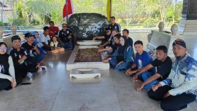 Ziarah Makam Pendiri Bangsa, Ganjarist Jatim Napak Tilas Perjuangan Bung Karno