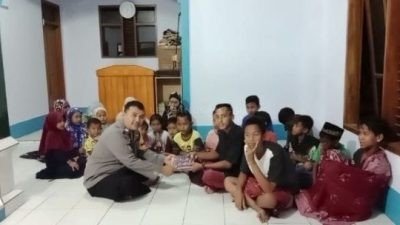 Laksanakan Program Kapolri, Polsek Kalipucang Pangandaran Berikan Bantuan Buku Tulis Belajar di Madrasah Nurul Hidayah