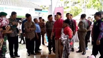 Tekan Laju Inflasi, Bupati Trenggalek Bagikan Sembako Murah