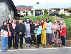 Bupati Dolly dan Ketua TP PKK Tapsel Membaur Bersama Masyarakat Lakukan Gotong Royong