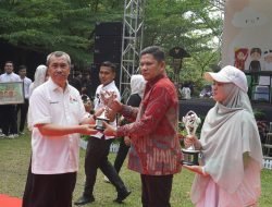 Naik Level ke Peringkat Madya, Bupati Bengkalis Terima Piala Kabupaten Layak Anak dari Gubernur Riau