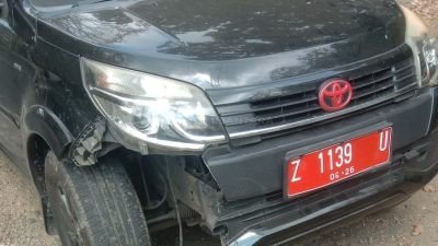 Mobil Plat Merah Terlibat Lakalantas di Jalan Raya Pangandaran