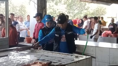Gunakan Sapu Lidi, Bupati Jember Bersih-bersih di Pasar Tanjung
