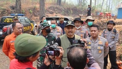 Kapolres Ngawi dan Forkompinda Ikut Andil Padamkan Api di Lereng Gunung Lawu