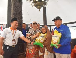 Pj Bupati Lumajang Tinjau Langsung Operasi Pasar di Pendopo Arya Wiraraja