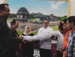 Kecewa Pelayanan PDAM Banjarnegara yang Buruk, Massa Aksi Beri Hadiah Pocong Lengkap dengan Bunga Setaman