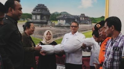 Kecewa Pelayanan PDAM Banjarnegara yang Buruk, Massa Aksi Beri Hadiah Pocong Lengkap dengan Bunga Setaman