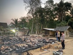 Polsek Gunung Agung Polres Tulang Bawang Barat Beri Bantuan Sembako Korban Kebakaran Rumah