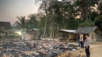 Polsek Gunung Agung Polres Tulang Bawang Barat Beri Bantuan Sembako Korban Kebakaran Rumah