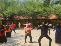 Sasar Dunia Pendidikan, Mahasiswa KKNT UTM Gelar Workshop Tari Topeng Ghetak Khas Pamekasan di SDN 03 Tanjung