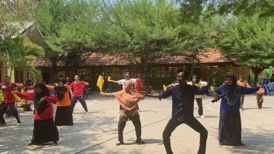 Sasar Dunia Pendidikan, Mahasiswa KKNT UTM Gelar Workshop Tari Topeng Ghetak Khas Pamekasan di SDN 03 Tanjung