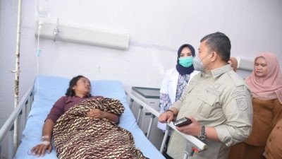 Bupati Tapsel Kunjungi Para Korban Bus Terguling di Arse