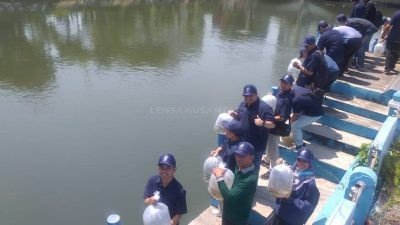 Penebaran Benih Ikan Dalam Rangka HUT MAPPI ke-42 Tahun 2023 di Sungai Kalimas Surabaya