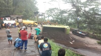 Diduga Alami Pecah Ban, Truk Muatan Batu Bara Menuju PT Semen Padang Alami Kecelakaan di Sitinjau Lauik