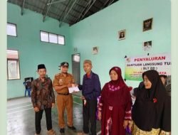40 KPM di Desa Candra Jaya Tubaba Terima BLT DD Tahap Ketiga