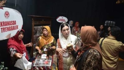 Novita Hardini Pamerkan Produk Unggulan Trenggalek Saat Kunjungan Kerja Iriana Joko Widodo di SKG