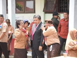 Bupati Tapsel Motivasi Anak-anak Spesial di SLB Angkola Timur