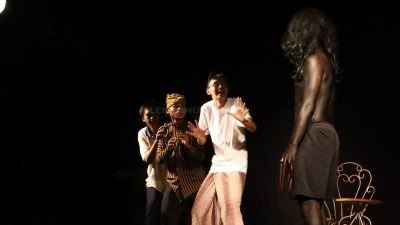 Peringati Sumpah Pemuda, Pendopo Bupati Banjarnegara Disulap Menjadi Pertunjukan Teater Gendruwo Gugat