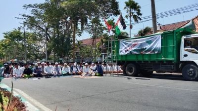 Aksi Solidaritas Bela Palestina di Pamekasan, Massa Lakukan Sholat Ghaib