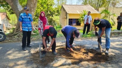 Melihat Jalan Berlubang, Ini yang Dilakukan PJ Bupati Bondowoso