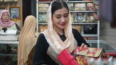 Ketua Dekranasda Trenggalek Kunjungi Sentra Kerajinan Kulit di Magetan