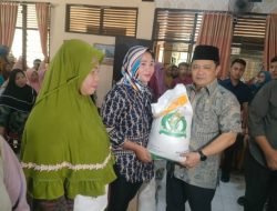 Salurkan Bantuan Sembako di Bissappu, Pj Bupati Bantaeng: Saya Hadir ntuk Lanjutkan Hal Baik