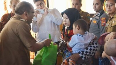 Pj Wali Kota Padangsidimpuan Serahkan Bantuan Pangan Penurunan Stunting