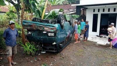Hendak Berdagang ke Pasar Purbalingga, Sebuah Mobil Carry di Banjarnegara Tabrak Pagar Warga Hingga Terbalik
