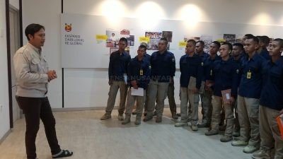 31 Siswa Politeknik Kelautan dan Perikanan Dumai Kunjungi Pabrik Apical