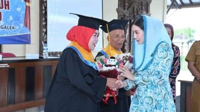 Novita Hardini Wisuda 28 Lansia Tangguh di Kecamatan Trenggalek