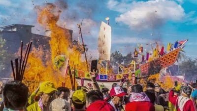 Saksikan Bakar Tongkang, Wisatawan Mancanegara Ramai ke Rohil