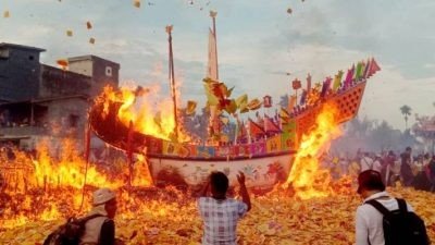 Tiang Kapal Tongkang Jatuh ke Arah Laut Disaksikan Puluhan Ribu Orang