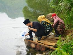 Bupati Trenggalek Tebar Benih Ikan di Bogoran, Ingin Tumbuhkan Kesadaran Masyarakat Menjaga Lingkungan