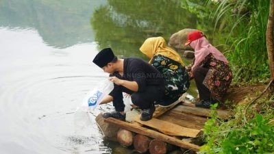 Bupati Trenggalek Tebar Benih Ikan di Bogoran, Ingin Tumbuhkan Kesadaran Masyarakat Menjaga Lingkungan