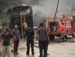 Bus Karina Diduga Alami Konsleting Mesin Ludes Terbakar di Pamekasan, Kerugian Ditafsir 2 Milyar