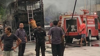 Bus Karina Diduga Alami Konsleting Mesin Ludes Terbakar di Pamekasan, Kerugian Ditafsir 2 Milyar