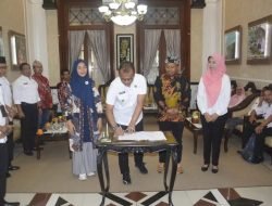 PJ Bupati Bondowoso Tandatangani NPHD dengan KPU dan BAWASLU