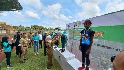 Kejuaraan Atletik Bupati Cup 2023 Antar Pelajar SD/MI se-Blitar Raya, Mak Rini Kalungkan Medali Kejuaraan