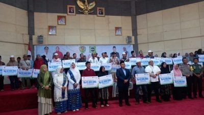 Bupati Tapsel Serahkan 67 Santunan Kepada Ahli Waris Kelompok BKMT dan Keagamaan