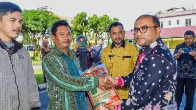 Pj Wali Kota Padangsidimpuan Serahkan Bantuan Bibit Padi Sawah Gemas El Nino
