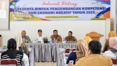 Plt Bupati Pasaman Sabar AS Buka Bimtek Pengembangan SDM Ekonomi kreatif