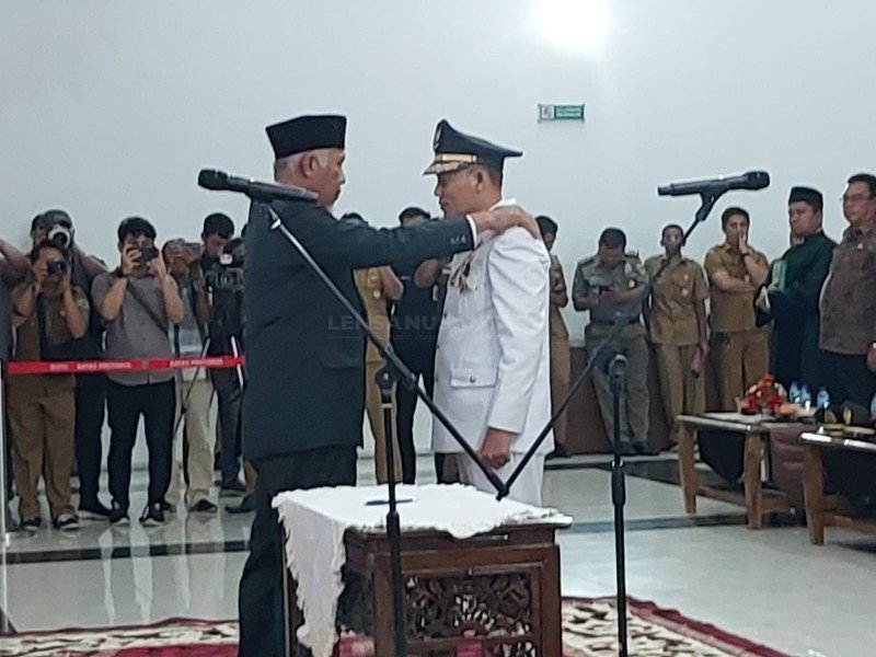 Gubernur Sumbar Lantik Sabar AS Dan Ambil Sumpah Jabatan Sebagai Bupati ...