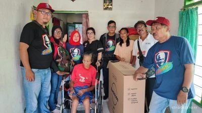 Ganjarist Jember Serahkan Bantuan Kursi Roda ke Paelah Warga Desa Wringinagung